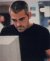 Doug travaille sur un ordinateur